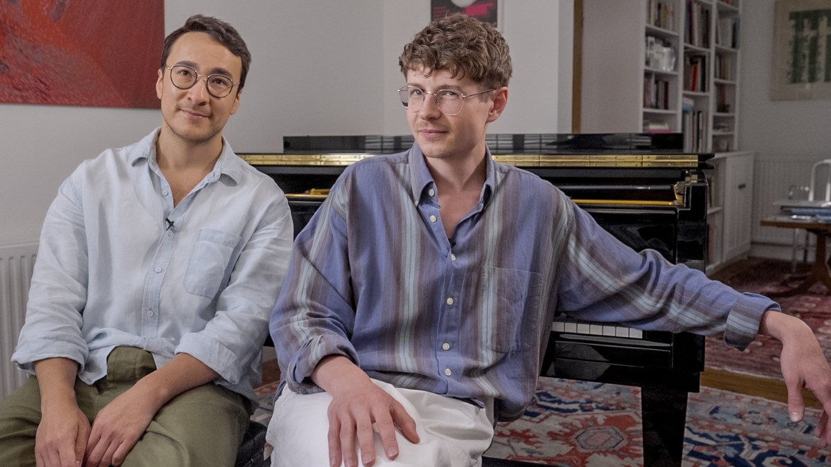 We made a short film about two brilliant musicians, about love, and compromises. It features the Russian émigré pianists Pavel Kolesnikov and Samson Tsoy. Celebrities in the world of classical music, they're also an artistic duo and a couple. Watch here youtube.com/watch?v=E3HHDa…