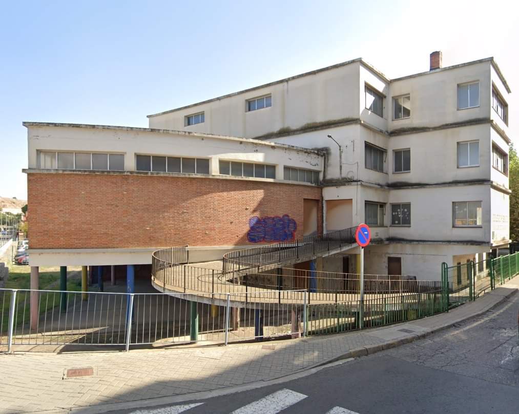 jsansoolmos's tweet photo. 2006: se cierra el CP San José de Calasanz. El PSOE propone rehabilitarlo. El PP se niega a pagarlo al 50% con el Gobierno de Aragón.
2009: el PP manda derribarlo sin desafectarlo antes. 
2010: el PSOE presenta un recurso en el Contencioso Administrativo.👇 https://t.co/q9Rbw59JEm