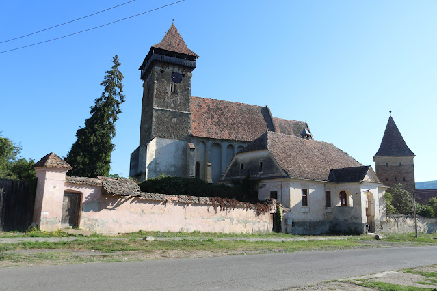 ZJekely's tweet photo. In the summer of 2024, we once again organized a Summer University Course on Monument Protection at the medieval church of Szászbogács (Bagaciu) in Transylvania. I wrote a brief report about it on my blog:
https://t.co/6jsh69fosf https://t.co/N323PUCnpm