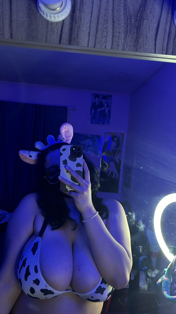 ParuOF's tweet photo. @KarelyRuizxx Hola 💗🐮 https://t.co/p7BuV3tnTd