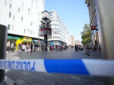 republique_z's tweet photo. Nouvelle attaque au couteau : Une fillette de 11 ans et une femme de 34 ans poignardées en plein coeur de Londres. Où il y a de l'immigration musulman, il y a des agressions et du terrorisme. Ils sont voulus l'immigration islamique, qu'ils paye le prix. https://t.co/0ONwr0vWJz
