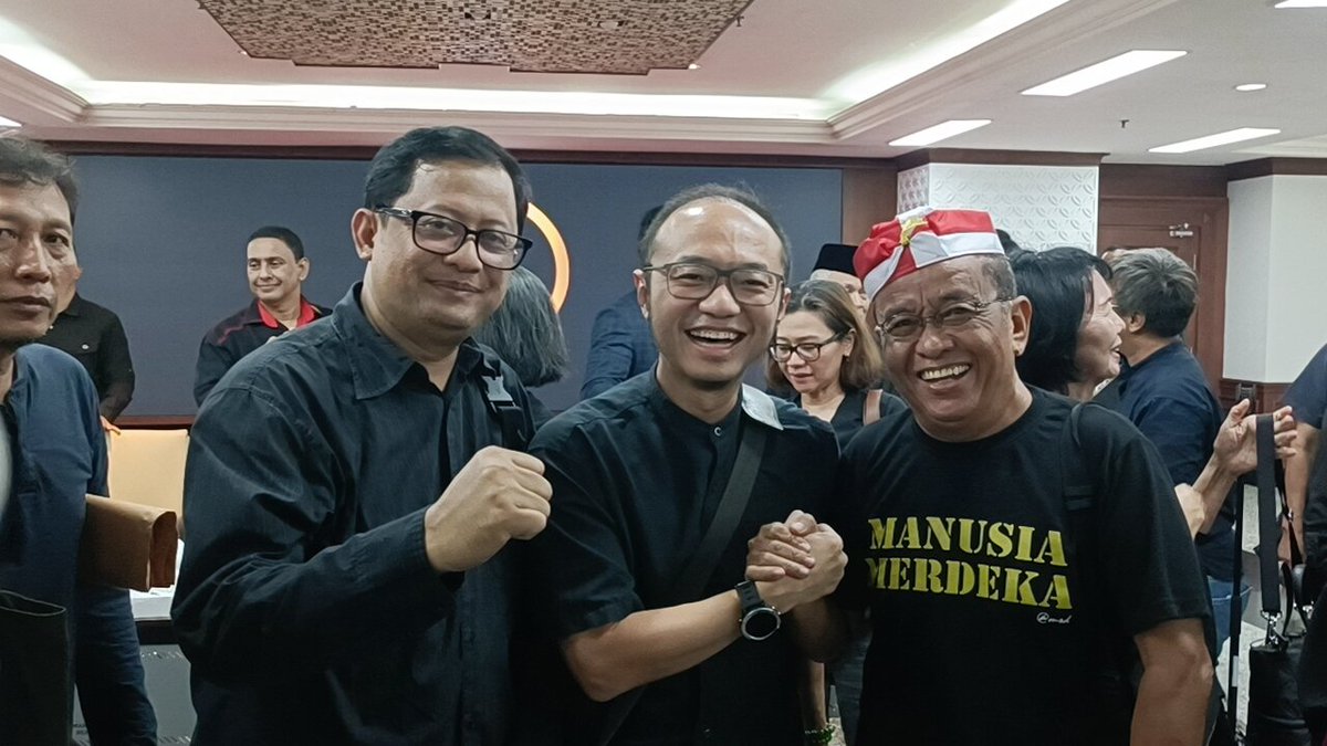 msaid_didu's tweet photo. Gara-gara kelakuan dinasti Jokowi kami bisa bersatu di Gedung MK bersama @gm_gm, @yunartowijaya, @BurhanMuhtadi, @zainalamochtar, @UbedilahB demi selamatkan NKRI. https://t.co/oxWRxqn0Rg