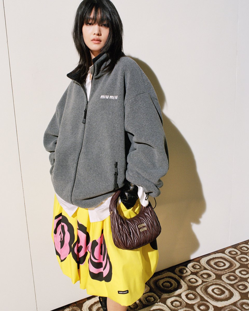 ワンダー」バッグを手にするミンニを起用した、#ミュウミュウ 2024年