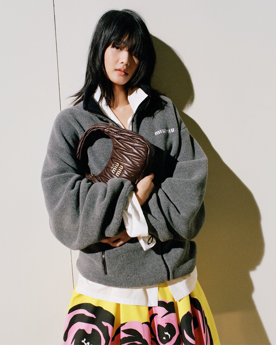 ワンダー」バッグを手にするミンニを起用した、#ミュウミュウ 2024年