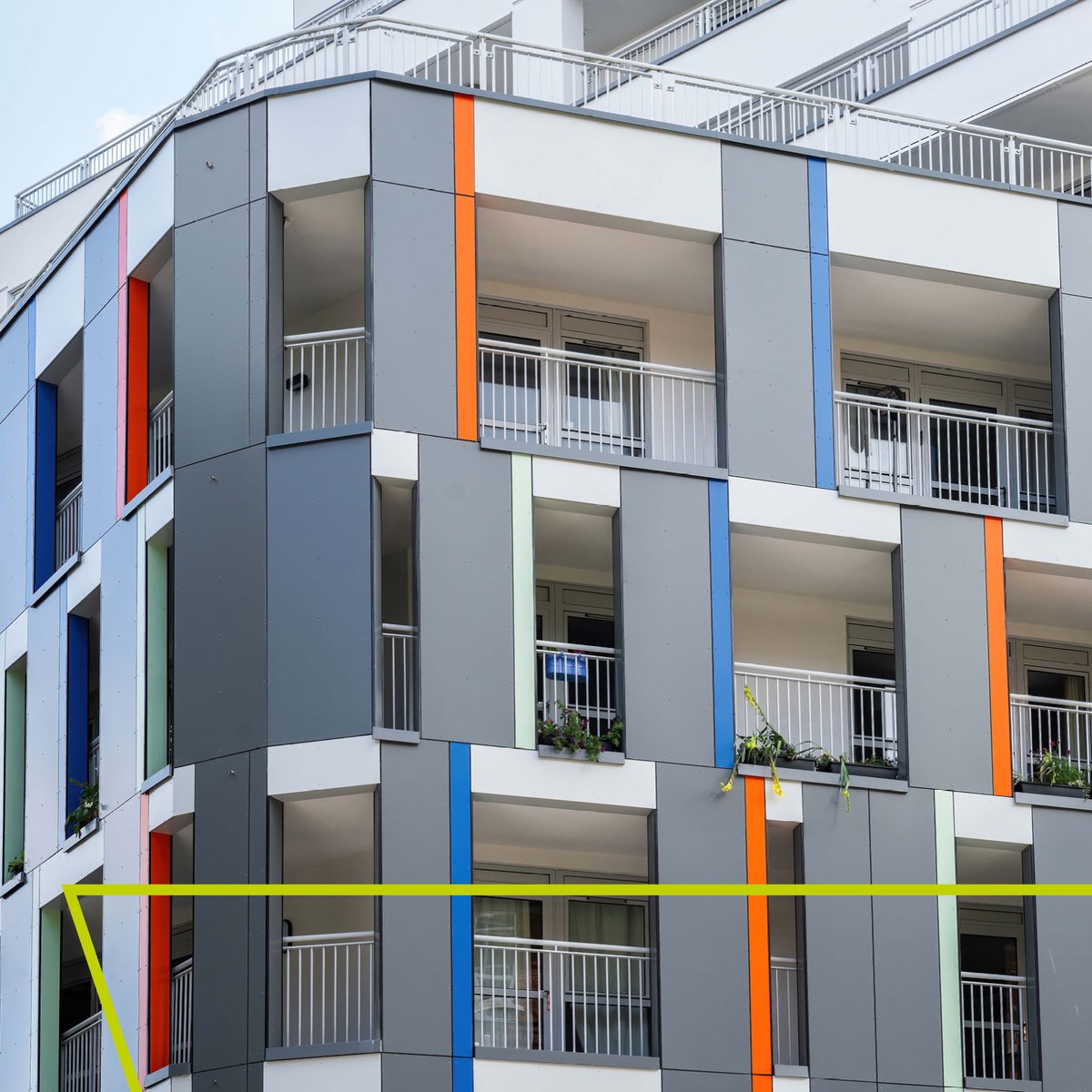 hbc1st's tweet image. 𝐃𝐢𝐝 𝐲𝐨𝐮 𝐤𝐧𝐨𝐰❓ - #RainscreenCladding 💧

🧱 𝐖𝐡𝐚𝐭 𝐢𝐭 𝐝𝐨𝐞𝐬: Creates a ventilated cavity between the cladding and the building’s structure
🧱 𝐁𝐞𝐧𝐞𝐟𝐢𝐭𝐬: Improved insulation, reduced energy bills, sleek modern look

#Building #ModernDesign