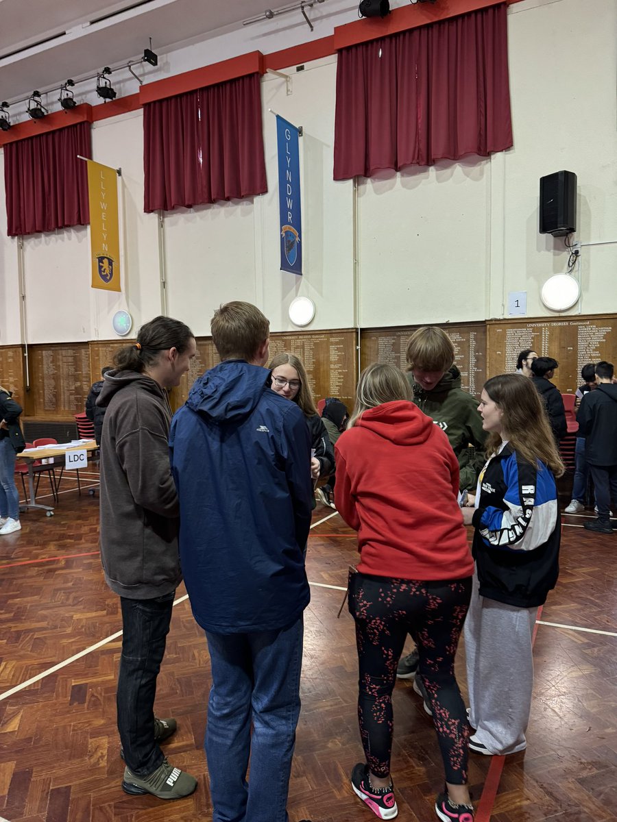 Great to see lots of happy faces amongst our students collecting their well earned exam results this morning 😃