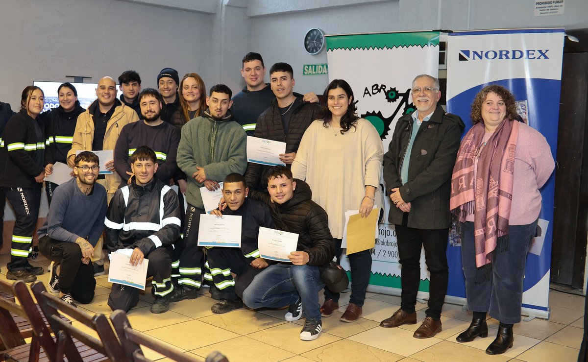 INEFOPoficial's tweet image. #Novedades ➡️ Entregamos certificados por formación dual en ensamblado de vehículos en la empresa Nordex. 🚗🔧

¡Felicitaciones! 👏👏

Más info: bit.ly/3yPAXKq

#INEFOP #FormaciónDual #AprenderHaciendo #Nordex #InserciónLaboral #Uruguay