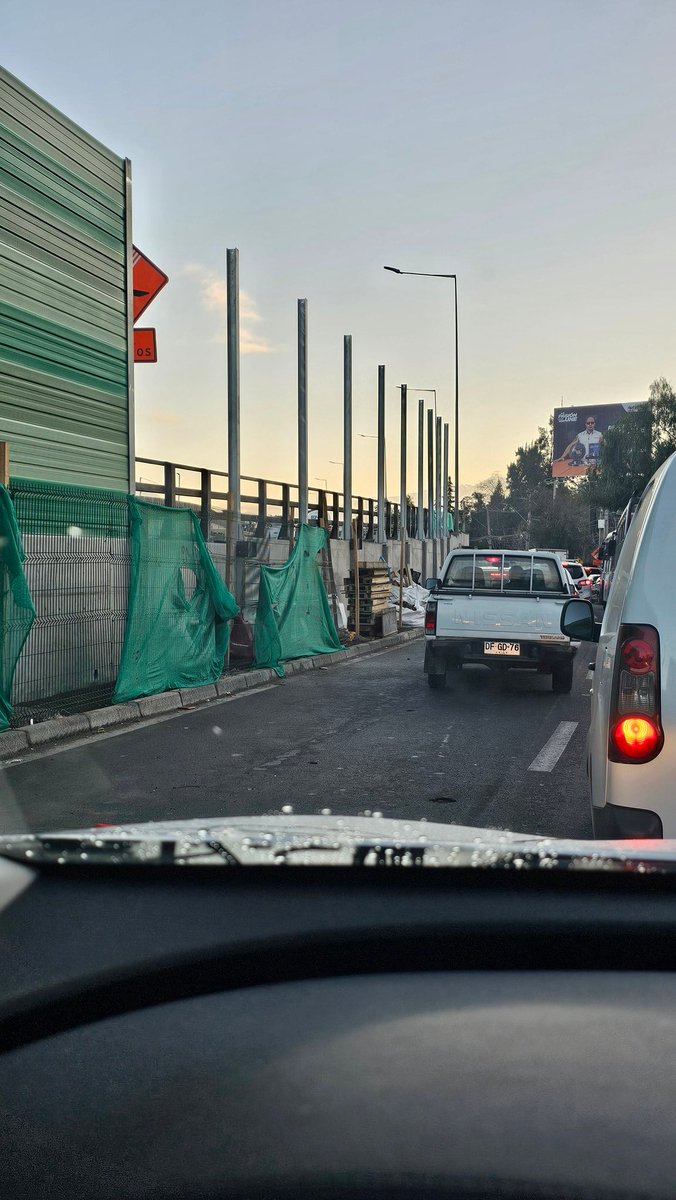 nacho2127's tweet photo. @FraManriquez @Vespucio_Sur Te puedo corregir. Cerrarndo accesos y haciendo nada, porque no habia nadie trabajando. Supo go que aqui tambien le daran un ultimatum a la autopista o no??  @MTTChile ??? https://t.co/NJ7ttGKzRh