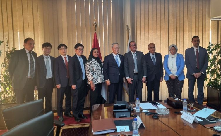 김용현 대사, 이집트 재무부 장관 면담

김용현 대사는 8.19. Ahmed Kouchouk 이집트 재무부 장관을 면담하고, 한-이집트 경제 협력 증진 방안을 논의하였습니다.

김 대사와 Kouchouk 장관은 제조업, 인프라, 그린산업, 개발협력 등 다양한 분야에서 양국 간 협력을 강화해나가기로 하였습니다.