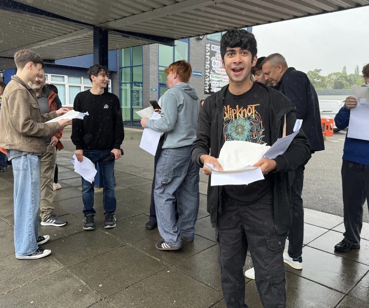 altrinchamtoday's tweet photo. GCSE RESULTS: Congratulations to the pupils of Wellington School in Timperley, who have achieved the school’s best ever GCSE results 👏

@WellyTimp https://t.co/V7lQC2x0qB