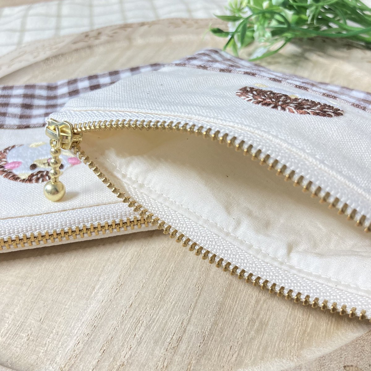 buffet_l_a's tweet photo. 〜作品紹介🍽〜

とにかくハリネズミが好き♡という方へ
ハリネズミのワンポイント刺繍ポーチ🦔ˊ˗

皆さんと手をつなごうと、
お手手を差し伸べてるハリネズミ🦔
そして、みんな大好きハリケツ🦔🍑
2種類のご用意です♡

8/24（土）21時〜
minneにて販売スタートです♡
≫ 🍽 https://t.co/Kc2vvUOYZk https://t.co/FnQV80LMR1