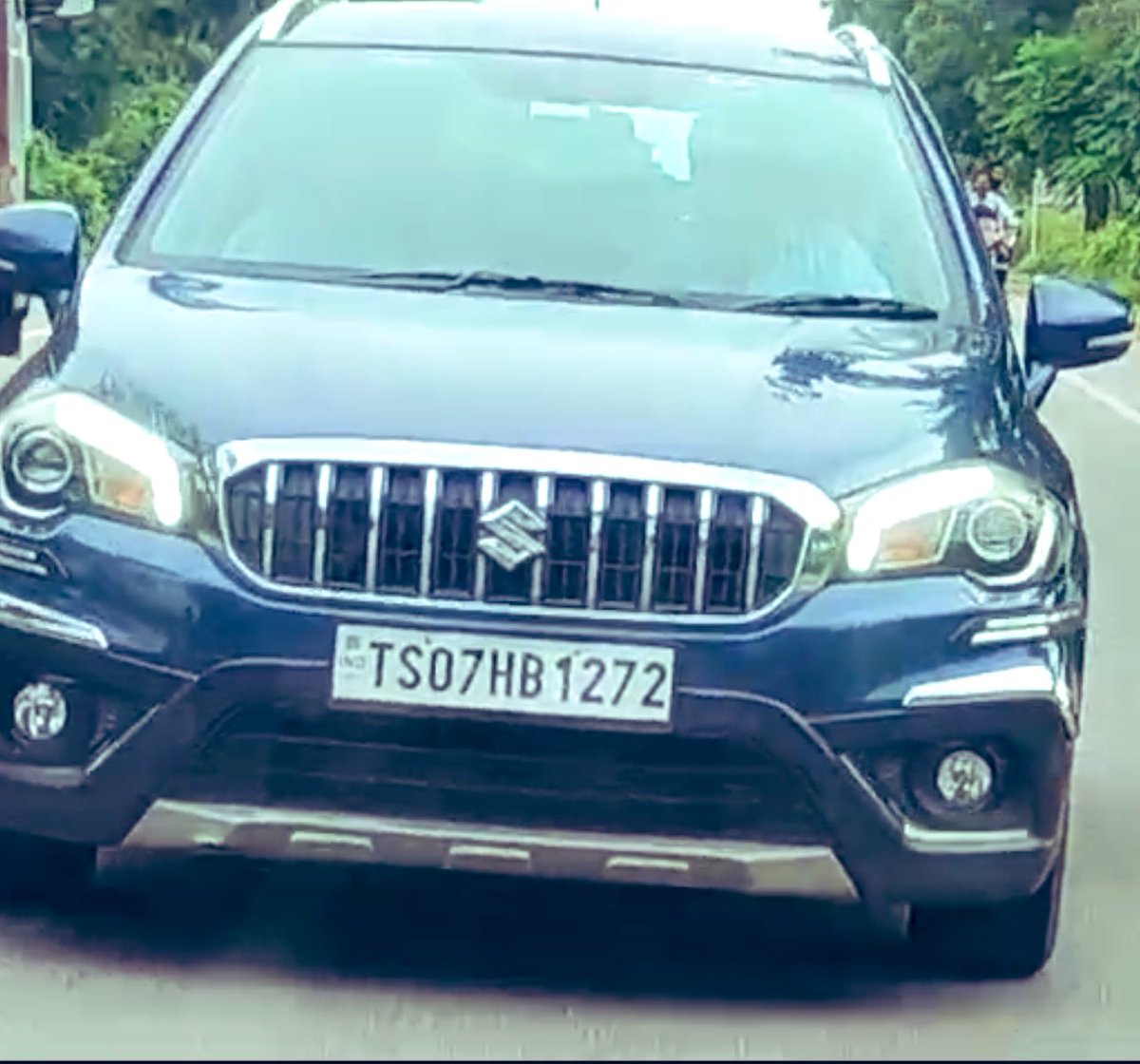 NAR_Handle's tweet photo. In the morning, women journalists who went to Revanth Reddy's native village to cover a story on loan waivers were attacked.

Now, look at how the same journalists are being chased by goons as they head to file a complaint. This is an absolute mockery of law & order in Telangana.

The vehicle numbers & the faces of the people in the vehicle are clearly visible. What more is needed to take action?