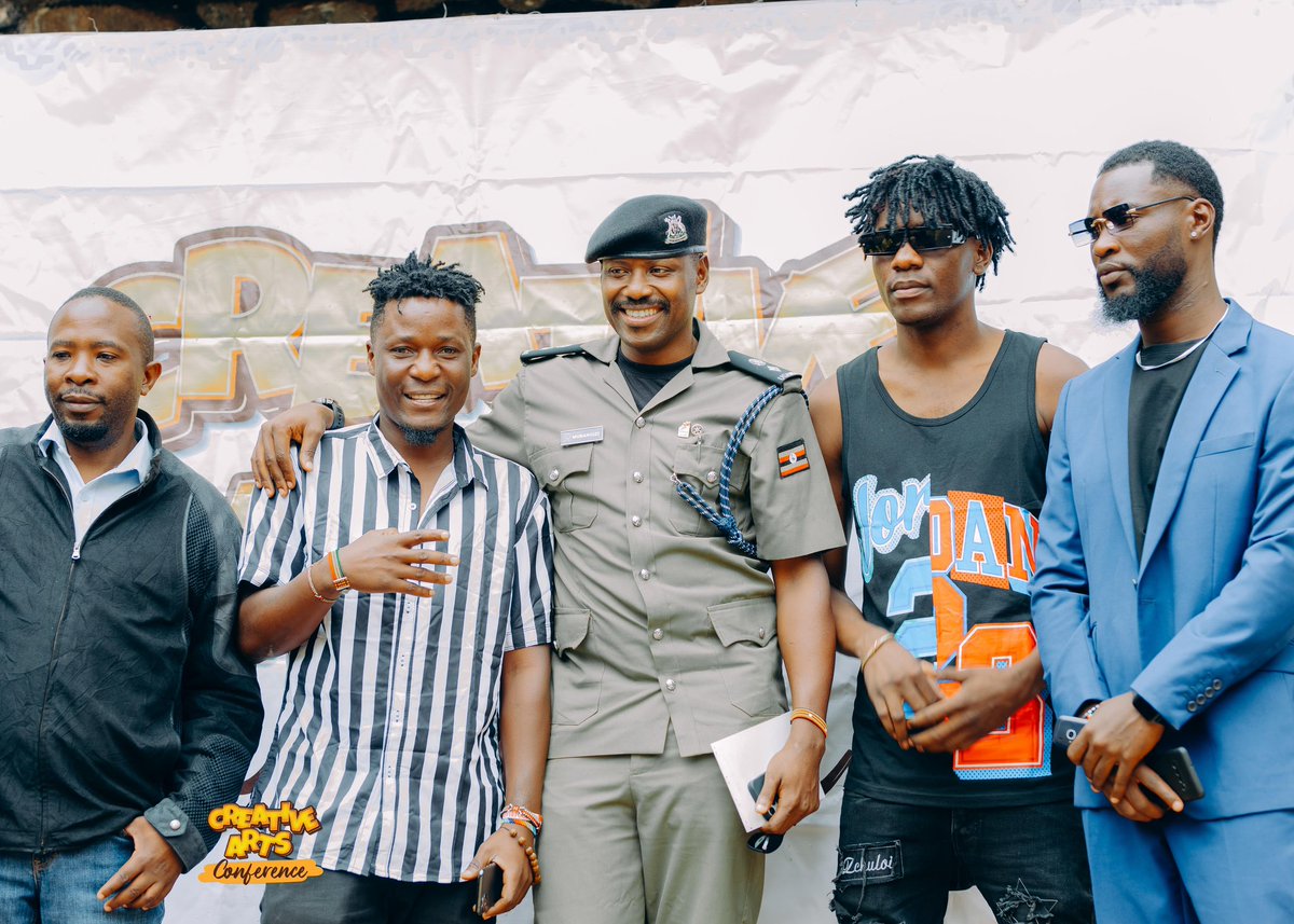 CreativesEduc's tweet photo. With full support from Afande Innocent the DPC of Jinja, he believes that discipline is essential for creatives to be efficient in realising their dreams.

#CreativeArtsEducation

Cc: @talentwalls2 &amp; @SkillsKlinic https://t.co/pmrj6A17Yj