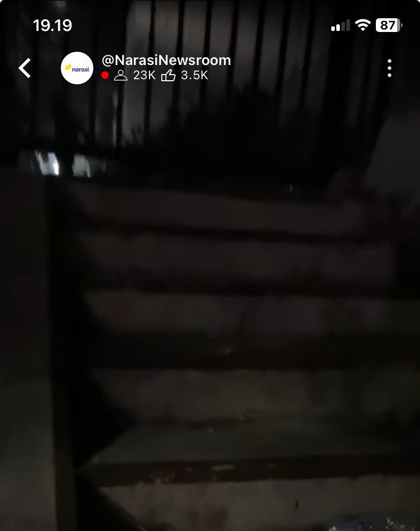 Update terkini:
polisi sudah masuk ke perkampungan warga di sekitar gedung DPR RI. 

Nonton di sini youtube.com/live/9LSsywdVM…