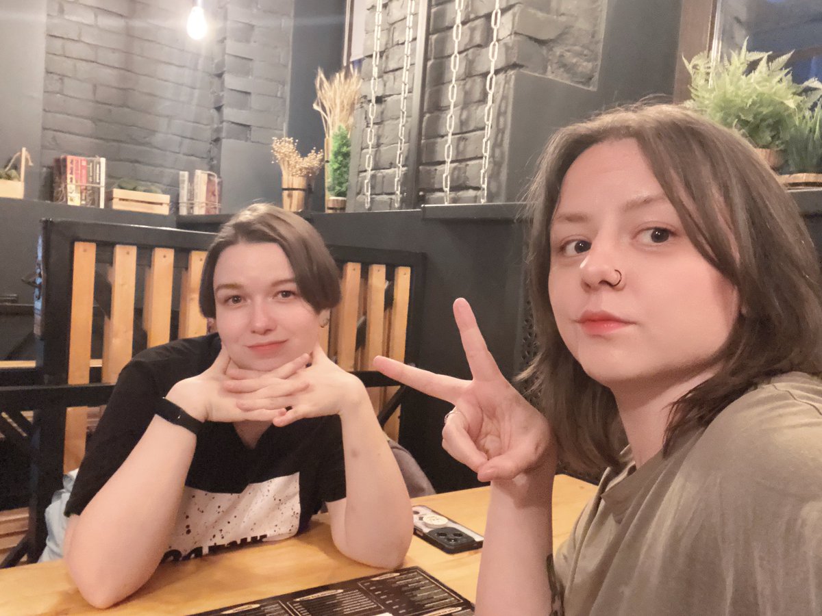 dotG1's tweet photo. Это мы в баре, где 0,5 пива можно купить за 65 (ШИСЯТПЯТЬ) рублей. https://t.co/meZexabnlj