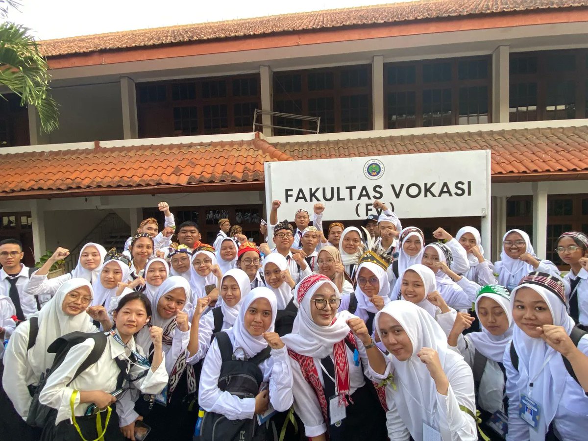 ppyanaa's tweet photo. "Saya Popy Ilmu pendidikan Bangga Menjadi Bagian dari Laskar Dewantara Muda 2024"

#DAY3PKKMBUM2024
#PKKMBUM2024
#MabaUM2024
#SinergiKreasi
#BEMUM2024
#UMtheOnlyOne
#SahabatMahasiswa
#LaskarDewantaraMuda
#universitasnegerimalang
#NareswaraDrestantaArutala https://t.co/nJ1kpXzzgL