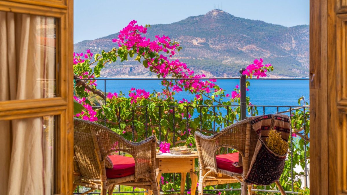 Böylesi güzel bir manzaraya uyanmak, bol oksijenli, çiçekler içinde keyifli bir otelde kalmak istersen, Antalya Kalkan'daki Fidanka Hotel güzel bir seçenek. Websitesinden de göz atabilirsin. Fidanka.com