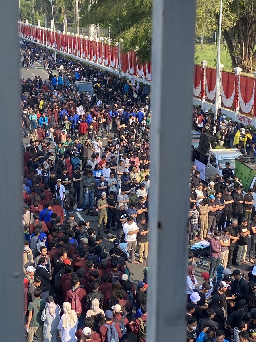 temenku ikut aksi hari ini dan dia fotoin ini tadi.

hari ini indonesia bersatu. satu misi dan tetap menghargai satu sama lain. what a strong picture.
