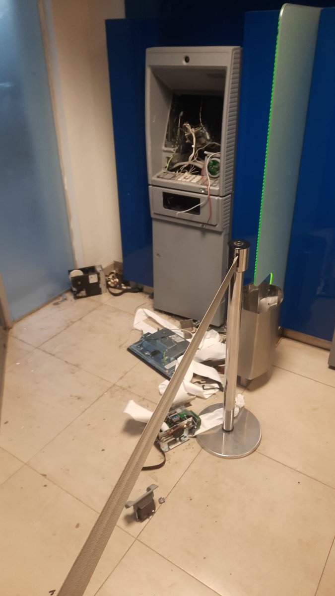 🚔🏛🚔 #Ahora. Destrozaron un cajero automático del Bco. Macro de Chubut y Perticone. Importante operativo policial en toda la zona.