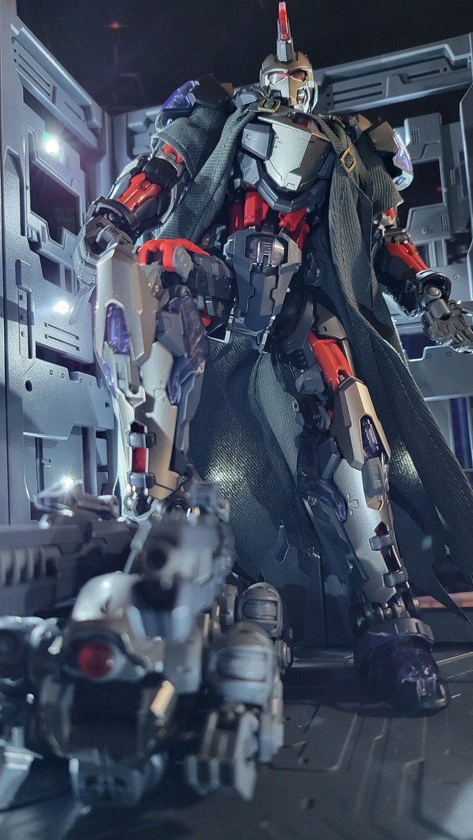 Chiroly4696's tweet photo. 最後に、アイアンマンの地面を殴るポーズ。
あと、このLEDハンガー買って良かった。お手軽にカッコイい写真が撮れる。
1/144サイズが丁度良いので、HGとかとかRGのガンプラは最高ですな。一番くじで当てるぞ！
#こんぱち組み
#TASTIER
#中華プラモ https://t.co/SeHzxI3JW1