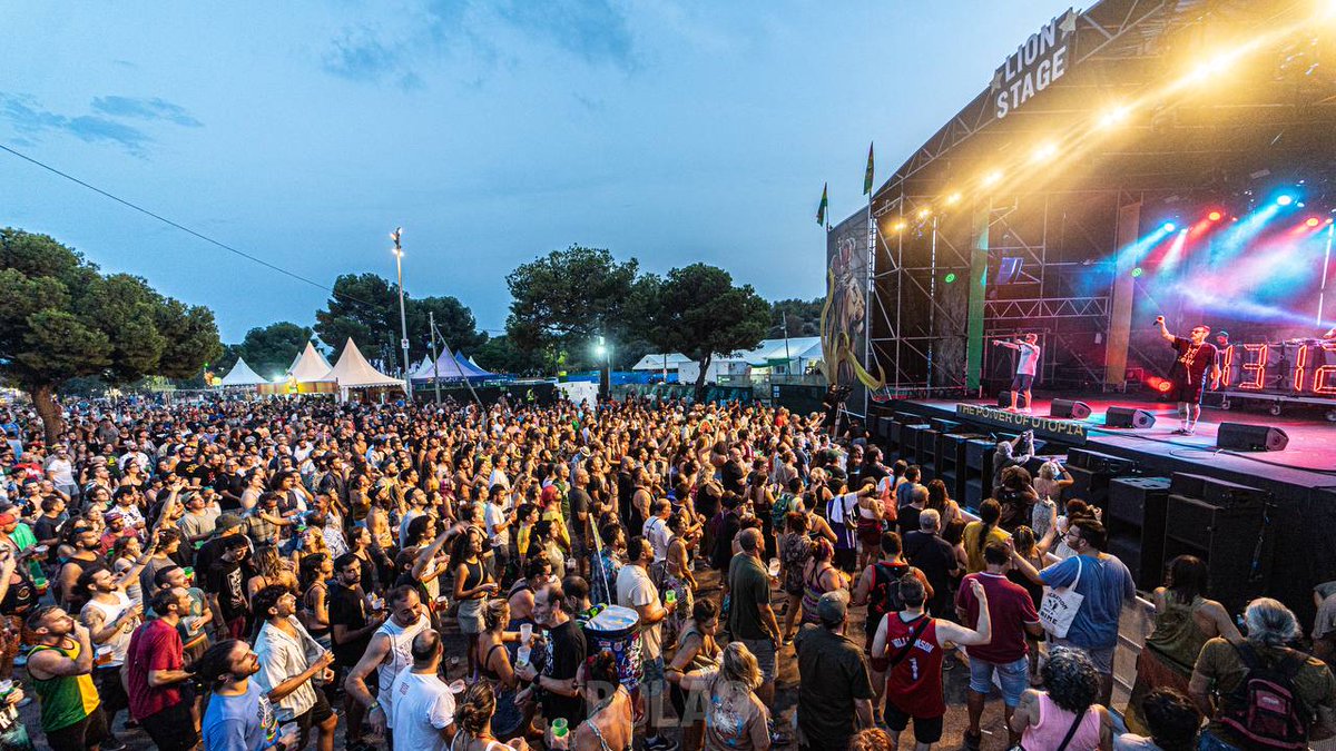 Así vivimos el paso de <a href="/chikosdelmaiz/">Los Chikos del Maíz ⚒️</a>  por el Rototom  <a href="/sunsplash_es/">Rototom Sunsplash es</a> 
¡Increíble noche!
Fotones by : <a href="/AMakedaMk/">A.Makeda.MK</a>  📸  

🚀 Próxima parada: Festa Do Avante