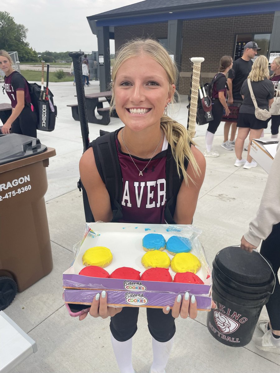Happy belated birthday to one of our seniors, Alyson Recker! 🎉