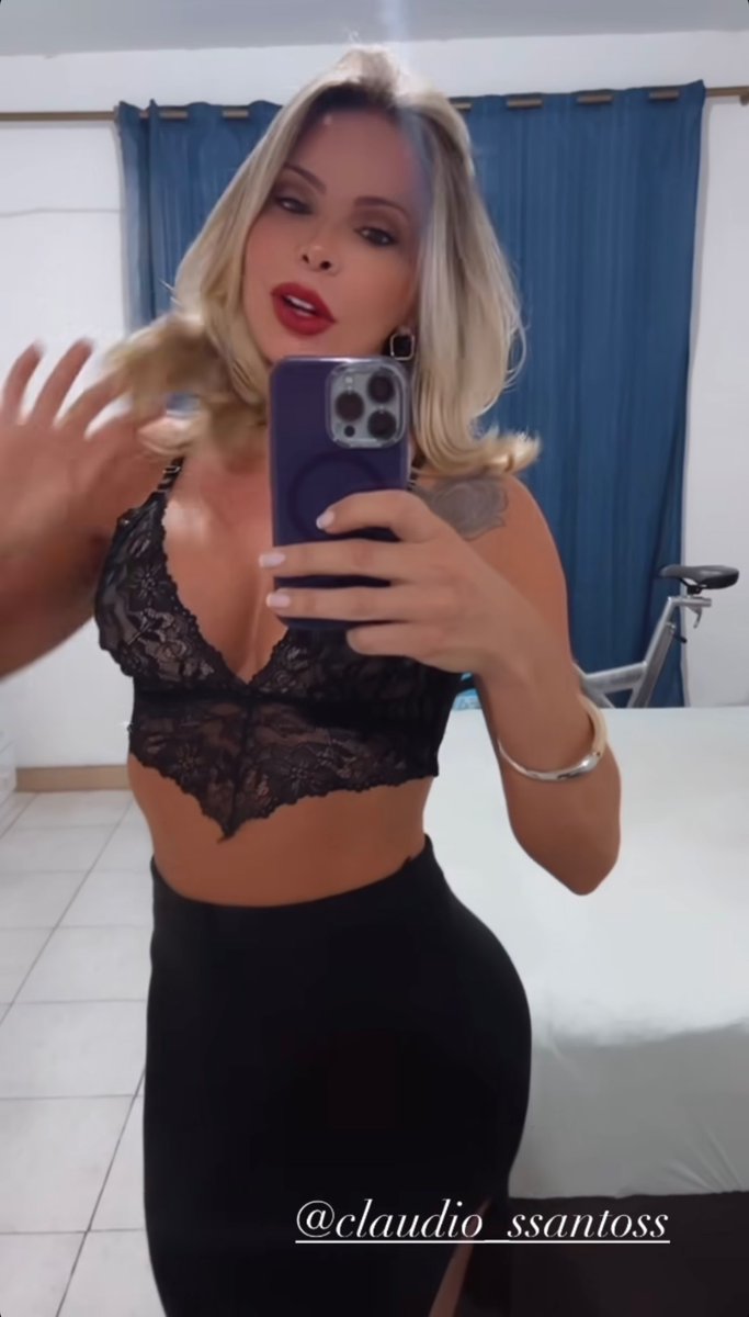 Fc_gigimaritan's tweet photo. Visual novo e sedutor da musa Gizelle Maritan. Ficou loiríssima novamente. Aproveitou para sair com um look arrasador que valorizou suas curvas e seu corpo delicioso.
#sexy #foto #loira #brasil #saia #fenda #bronze #top #PHOTOS #instagram #reels https://t.co/IXeiVBFJfL