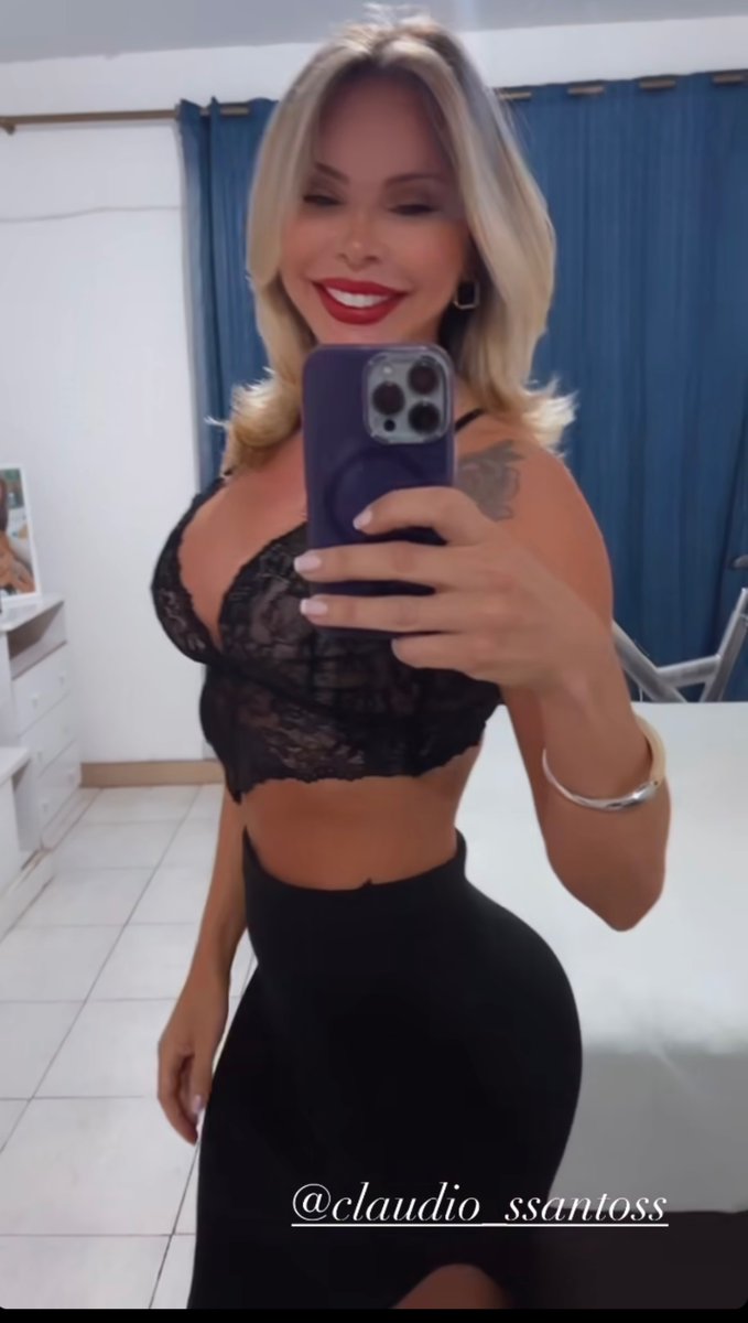 Fc_gigimaritan's tweet photo. Visual novo e sedutor da musa Gizelle Maritan. Ficou loiríssima novamente. Aproveitou para sair com um look arrasador que valorizou suas curvas e seu corpo delicioso.
#sexy #foto #loira #brasil #saia #fenda #bronze #top #PHOTOS #instagram #reels https://t.co/IXeiVBFJfL