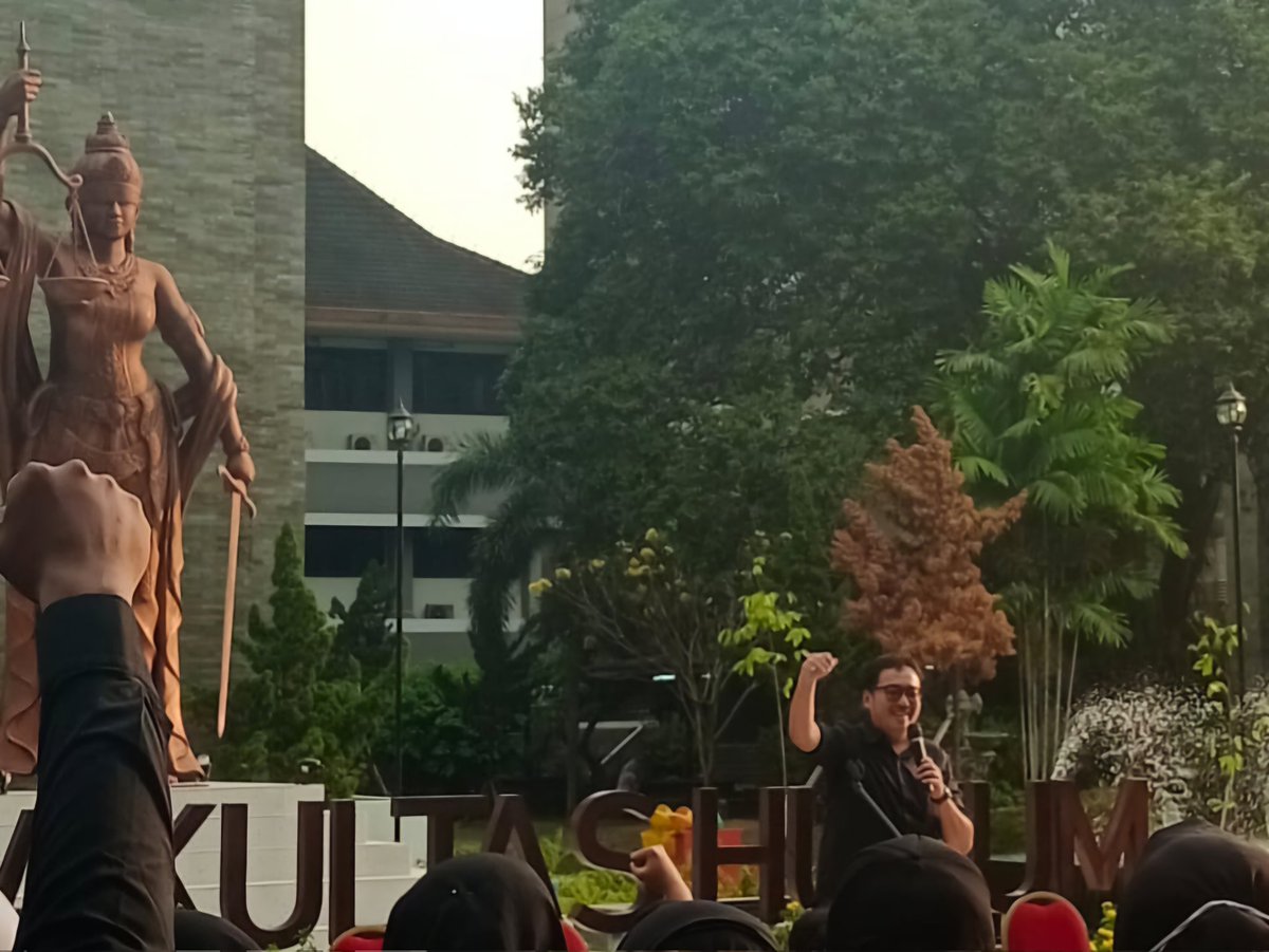 mfatahilahakbar's tweet photo. Pernyataan Sikap FH UGM!!

Salah satu bit Orasi tadi 

"Bagaimana bisa belum ada 24 Jam Putusan MK dibacakan, sudah ada RUU yang menganulir. di Fakultas ini saja ngajukan izin, disetujui paling cepet 3 hari!"

DPR pas rajin malah jadi alat eksekutif?

LAWAN!
#kawalkeputusanMK https://t.co/mUXKpy4Hmf