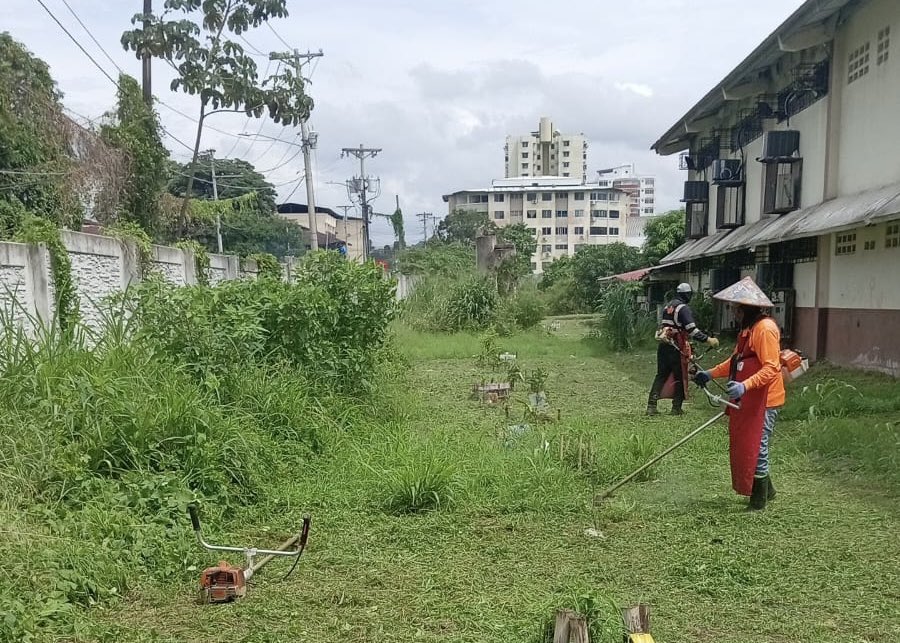 La cuadrilla de La <a href="/jcderioabajo/">Junta Comunal de Río abajo</a> realizando el corte de grama en el colegio Jose Dolores Moscote. El corte de grama disminuye los riesgo de criadero del mosquito transmisor del dengue. #jcra #simeprejuntoati