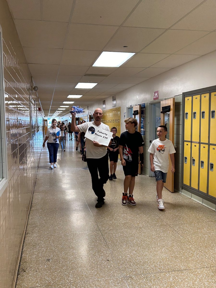 SparrowsPointMS's tweet image. A huge welcome to our 6th graders!!!! 💙 We are so excited to start the school year! 🐾 6th graders will tour the school, meet their teachers, and participate in team building activities  !!