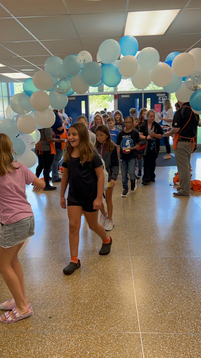 A huge welcome to our 6th graders!!!! 💙 We are so excited to start the school year! 🐾 6th graders will tour the school, meet their teachers, and participate in team building activities  !!