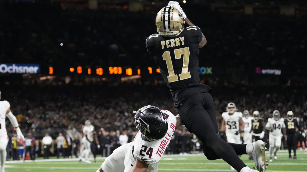 tracegirouard48's tweet photo. Largest ever 4 year deal for a CB but he was absolutely dog walked by rookie AT Perry🤣🤣 https://t.co/M2vnHCknE3