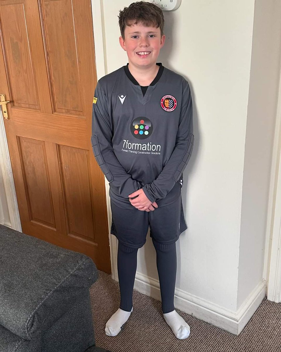 TheYoungDaniels's tweet photo. Here's our U12s Silver goalkeeper Hendrix showing off his new kit...looking good! 🔥

Thank you to shirt sponsors @7formation and @RudkinElectrics. 

#goalkeeper #goalkeepers #goalkeeperkit #grassroots #grassrootsfootball https://t.co/3VzHaIByV2