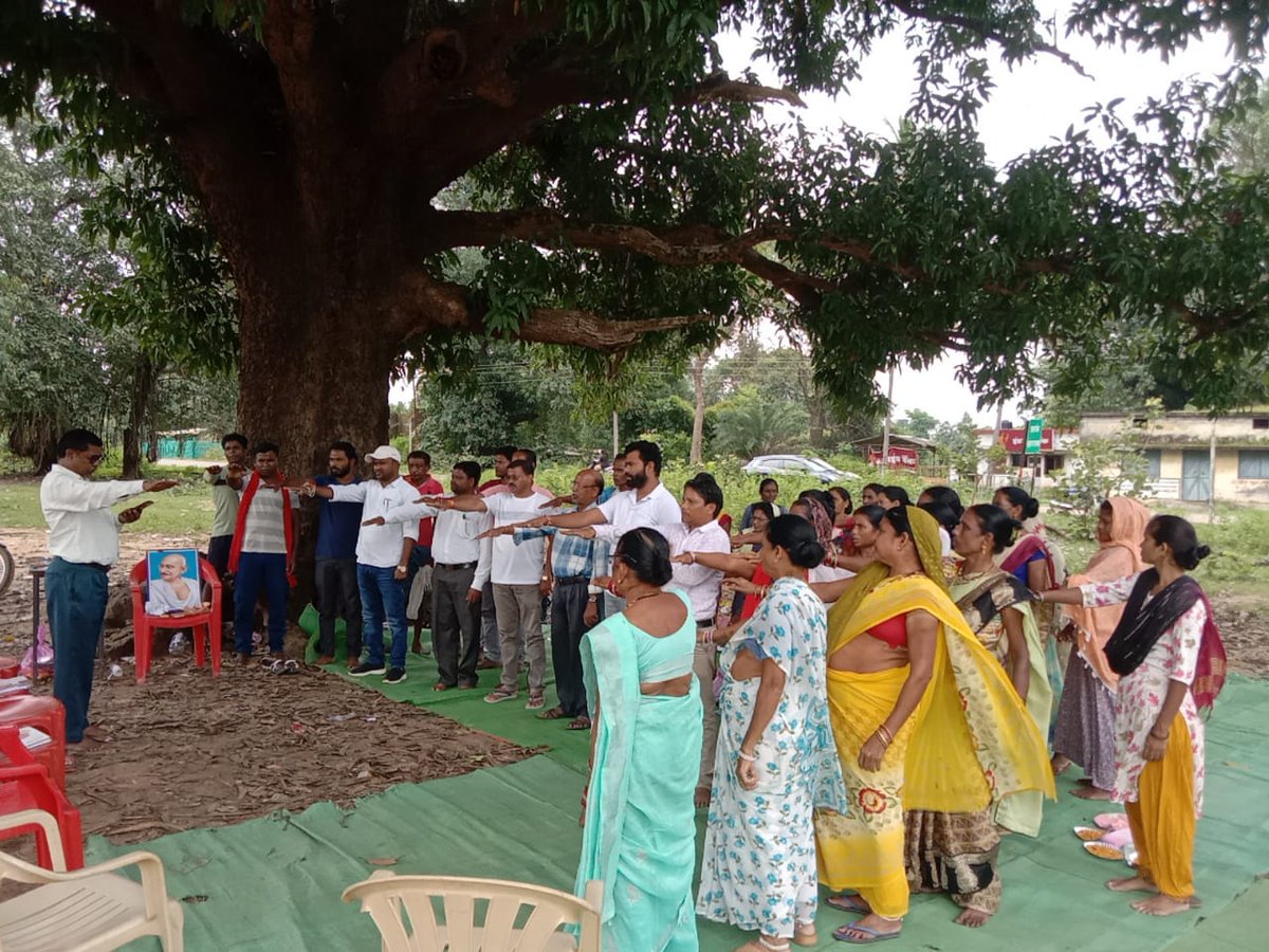 DistrictBijapur's tweet image. कलेक्टर श्री अनुराग पांडे के निर्देशन में आकांक्षी जिला कार्यक्रम के अंतर्गत समुदाय के लोगों ने मिलकर आगामी ग्राम सभा में पंचायत की आवश्यकताओं के अनुसार शिक्षा और स्वास्थ्य के क्षेत्र में कार्य करने की शपथ ली।
#NitiAayog #BharatCollaborative #PiramalFoundation #EducationAndHealth