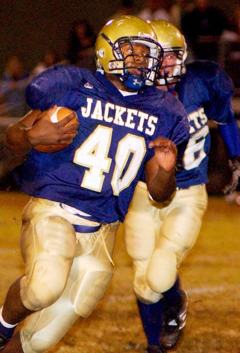 The REF (@krefsports) on Twitter photo Happy Commitversary to Curtis Lofton. 20 years ago today he committed to OU.
A 4 ⭐️ LB out of Kingfisher, Lofton was the No. 62 overall player in the 2005 class. He chose OU over OSU.
In 2007,  Lofton was named Big 12 Defensive Player of the Year and earned All-American honors. Happy Commitversary to Curtis Lofton. 20 years ago today he committed to OU.
A 4 ⭐️ LB out of Kingfisher, Lofton was the No. 62 overall player in the 2005 class. He chose OU over OSU.
In 2007,  Lofton was named Big 12 Defensive Player of the Year and earned All-American honors.