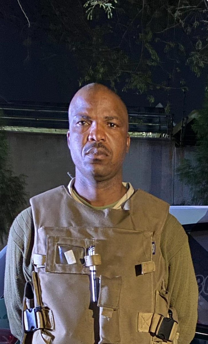 Fidelity_Secure's tweet image. Officers Tshivula and Muthubi went above and beyond to help a Randburg resident who was held at gunpoint and robbed of his phone. Thank you for supporting and protecting the community

#FidelityADT #Olivedale #Gauteng #visibility #safetyfirst #FidelityServicesGroup #WeAreFidelity