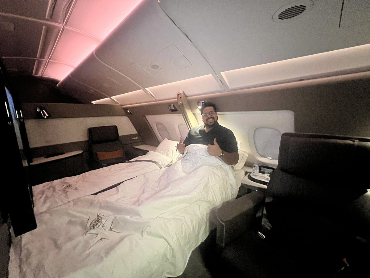 ronakbanka's tweet photo. @ravihanda I'm not paying cash for a business-class flight 😅😅

Just yesterday, I flew SQ A380 suites by paying $20 from my pocket, the rest of all the miles. The cash price was almost 2.4lakh INR 🤣🤣 https://t.co/CjiWDClfdn