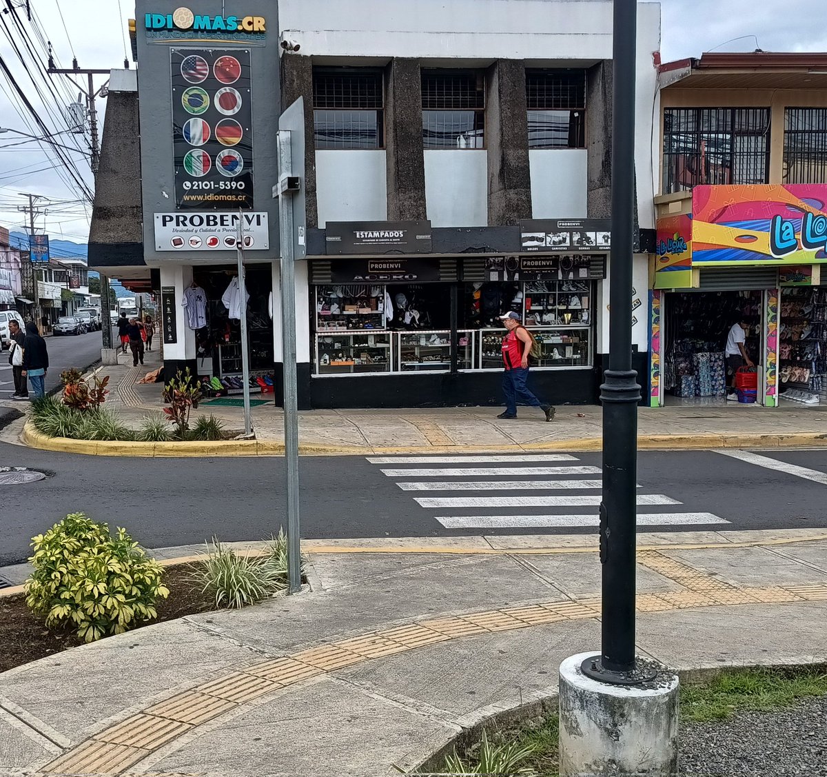 Un cruce peatonal bien diseñado en Alajuela Centro:
✅Rampas suaves, anchas y sin bordes
✅Loseta podotáctil para personas ciegas
✅Cebra recta y ancha
✅Desplazado 4.5m de la esquina para que no sea obstruido por el conductor que hace el Alto
✅Esquinas con jardineras