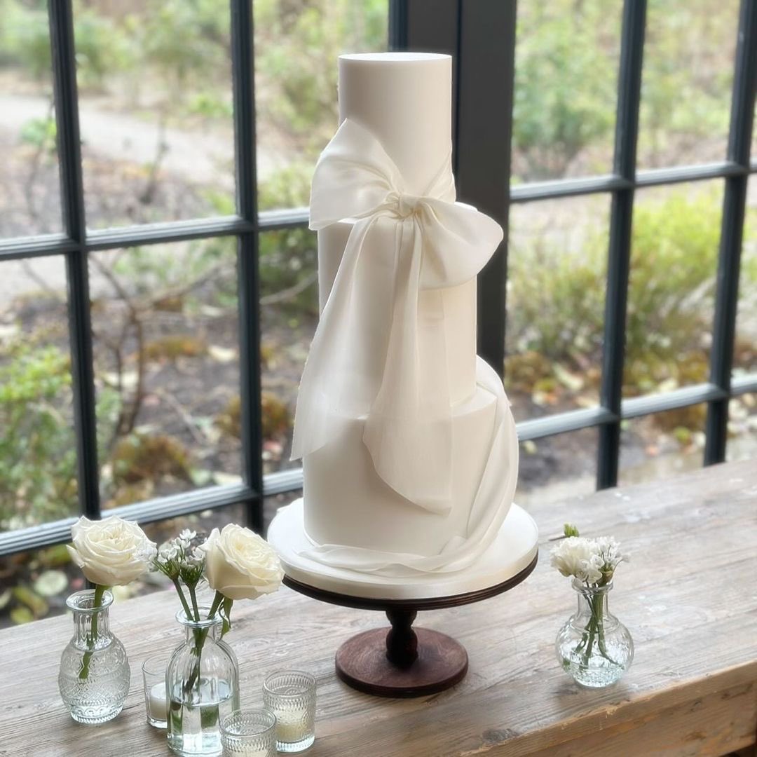 An elegant pure ivory cake by @poppypickeringcakes 
I love this one ! 
Hand dyed ivory silk ribbon by <a href="/pompomblossom/">pompom blossom</a> 
#bowweddingcake #bows #handdyedsilk #handdyedsilkribbon #ivoryweddingcake #ivorywedding
