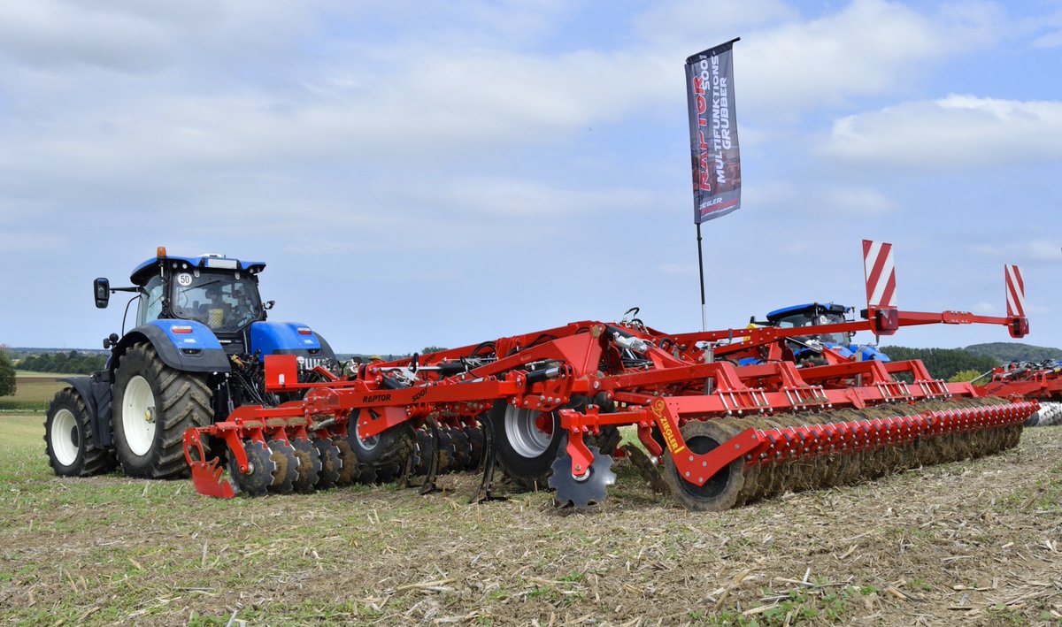 Besoin de combiner le travail superficiel et le travail en profondeur ?
Le RAPTOR de chez Ziegler est là pour vous aider ! C'est un cultivateur à haut rendement qui combine les avantages du déchaumeur à disques et du déchaumeur à dents en un seul passage.

#InnovAgri2024