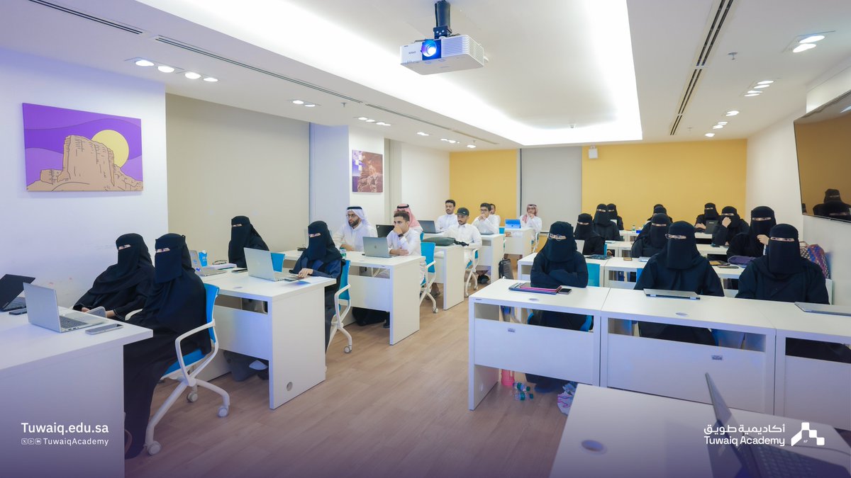 TuwaiqAcademy's tweet photo. جانب من برنامج "أساسيات تقنية المعلومات" ضمن المعسكرات والبرامج المقامة في #أكاديمية_طويق https://t.co/0hFpKTKQSY