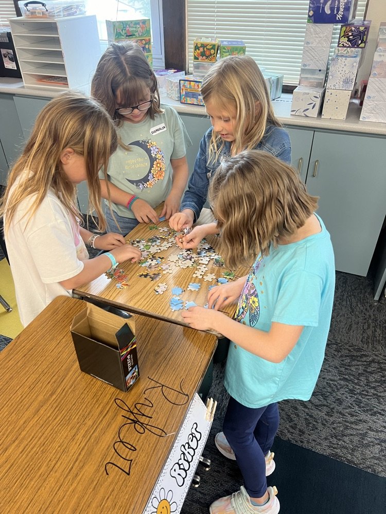 AberdeenOMT's tweet photo. Students in Mrs. Norman's class worked on their teamwork and problem solving skills on the first day of school! They competed in a puzzle challenge with their new classmates! #aberdeenpublicschools #asdomt https://t.co/SxL25GB8JE