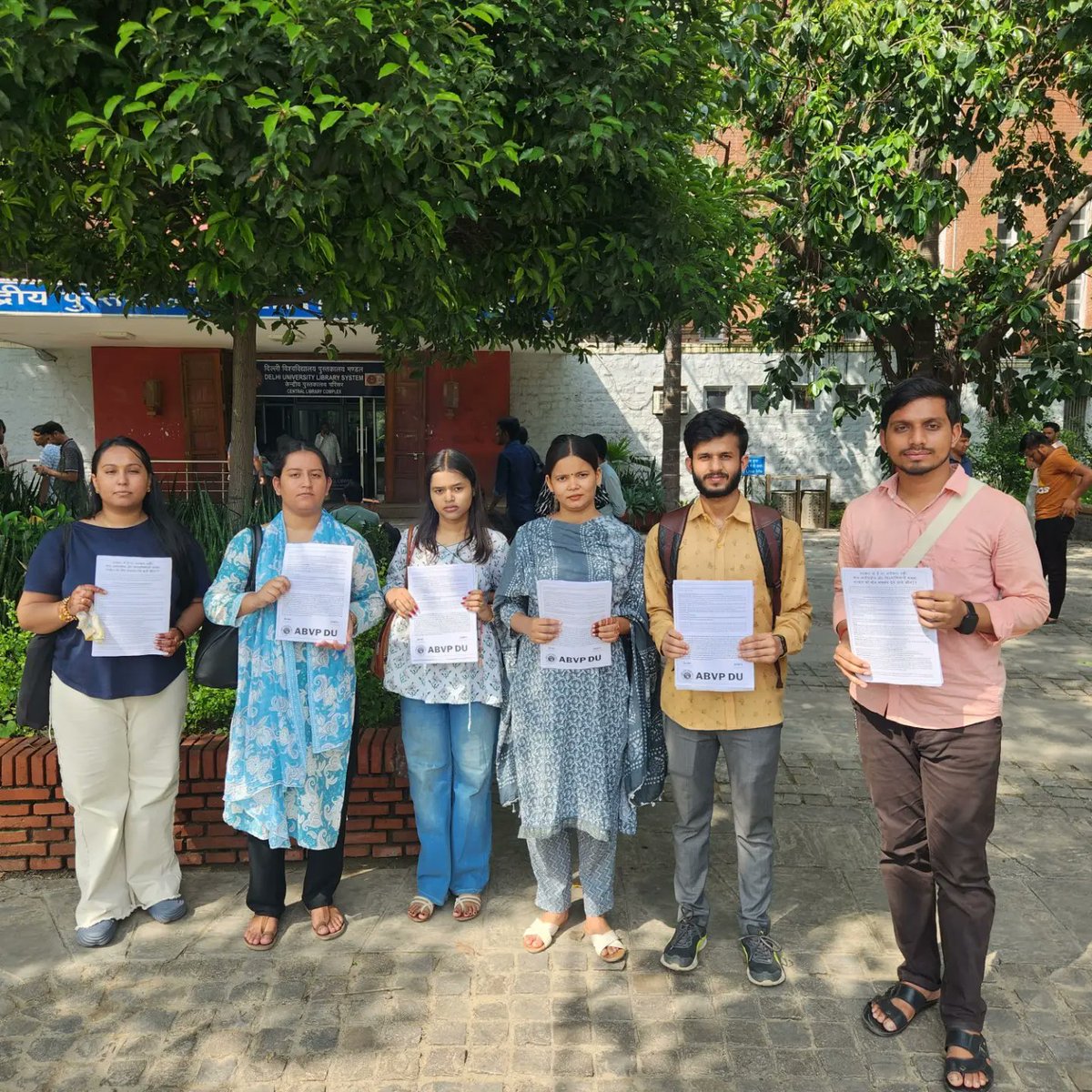DUABVP's tweet photo. अभाविप, दिल्ली विश्वविद्यालय इकाई के कार्यकर्ताओं ने बंगाल के #rgkarmedicalcollege में हुई दुर्भाग्यपूर्ण घटना के प्रति बंगाल सरकार की असंवेदनशीलता को रेखांकित करते हुए आर्ट्स फैकल्टी एवं साइंस फैकल्टी में पर्चा वितरण किया।
#abvpdu #abvpdelhi https://t.co/FFv8R8ktd4