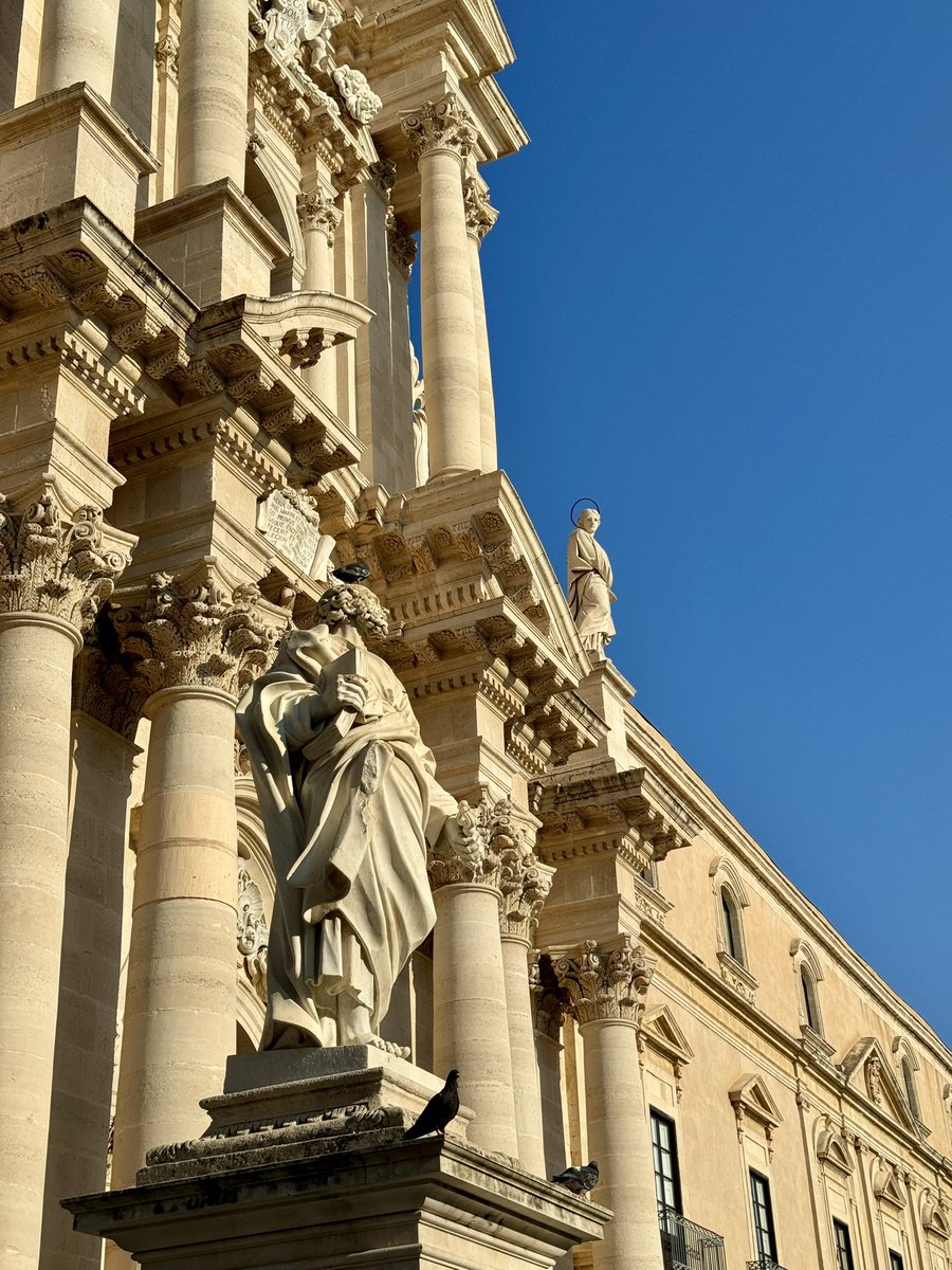 CharmOfCulture's tweet photo. 📍Siracusa, Italy 🇮🇹 

You can feel the history in these streets. https://t.co/49vI3HcYqD