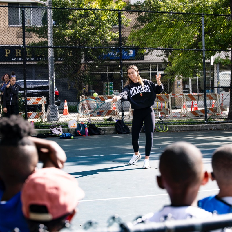 LaureusSport's tweet photo. Making an impact, on and off the court 🎾🫶

Ahead of the @USOpen, four-time @WTA title winner and Spanish tennis star @paulabadosa took time to support the work of Laureus #SportForGood at the @kctennisleague programme in Brooklyn.

Thanks for the support, @paulabadosa!