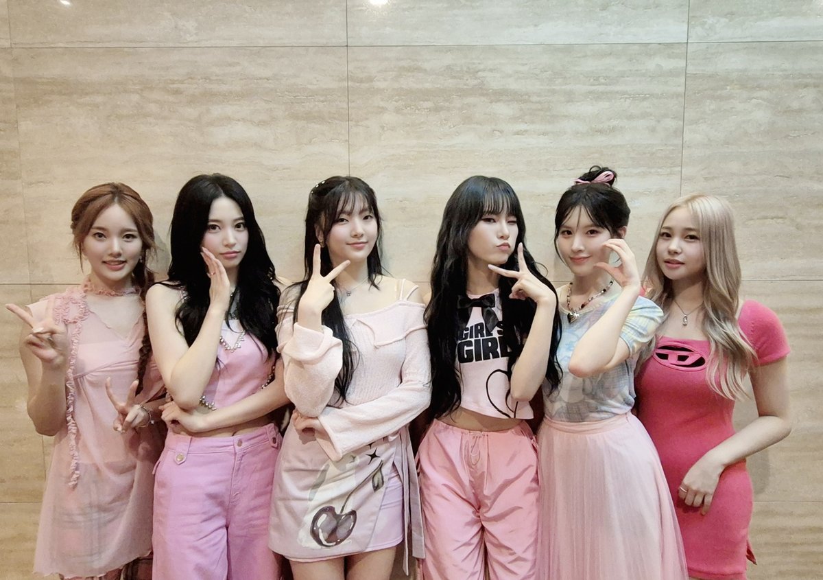 _Weeekly's tweet photo. 240822 With WULOP KOREA 2024

위클리도 함께한 WULOP!
축하 공연으로 함께할 수 있어 행복했어요 😎
오늘도 위클리와 함께 즐겨 주셔서 감사합니다 🎶

#위클리 #Weeekly
#Bliss #LIGHTS_ON
#Weeekly_LIGHTS_ON https://t.co/zTH9MsqXGq