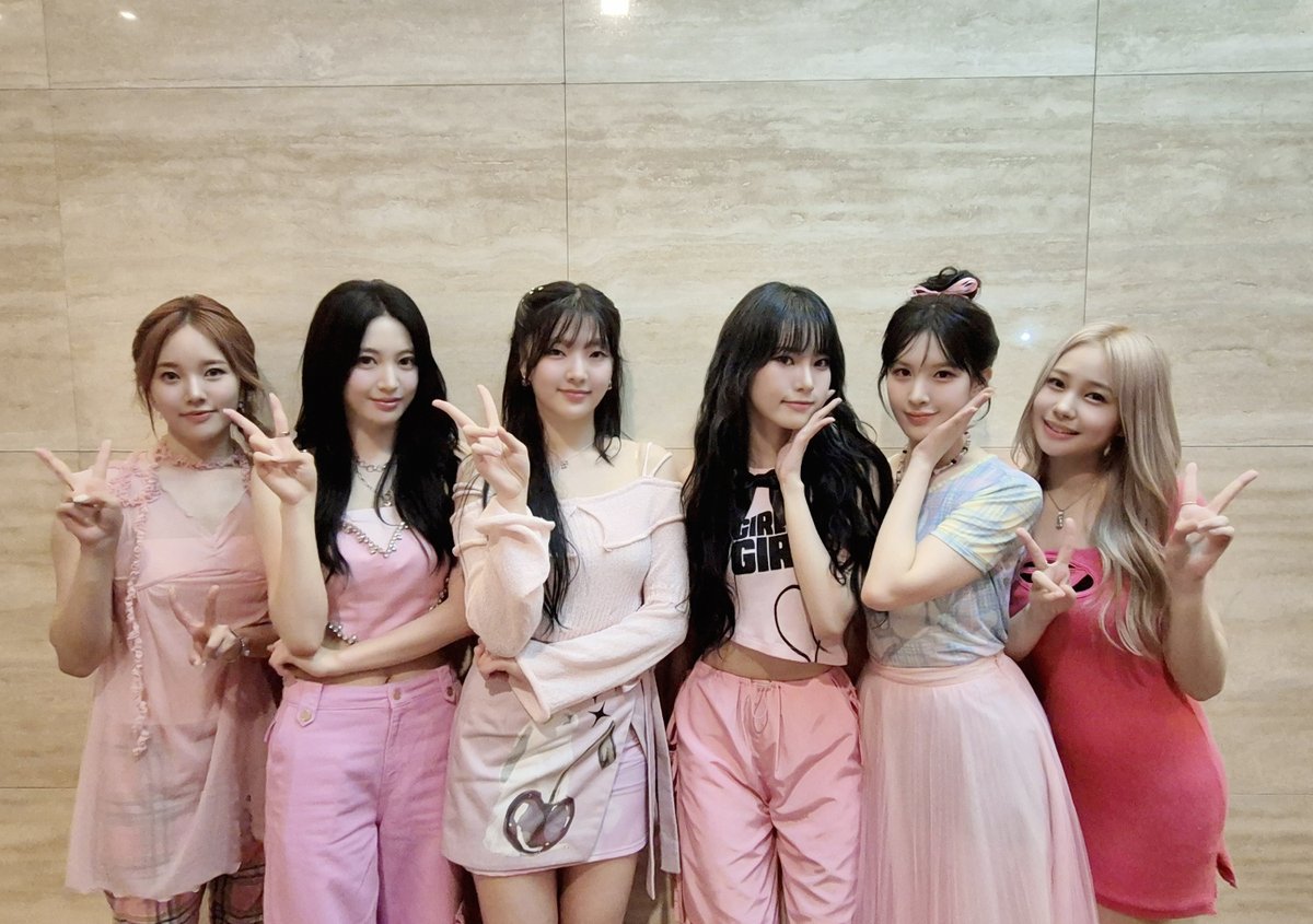 _Weeekly's tweet photo. 240822 With WULOP KOREA 2024

위클리도 함께한 WULOP!
축하 공연으로 함께할 수 있어 행복했어요 😎
오늘도 위클리와 함께 즐겨 주셔서 감사합니다 🎶

#위클리 #Weeekly
#Bliss #LIGHTS_ON
#Weeekly_LIGHTS_ON https://t.co/zTH9MsqXGq