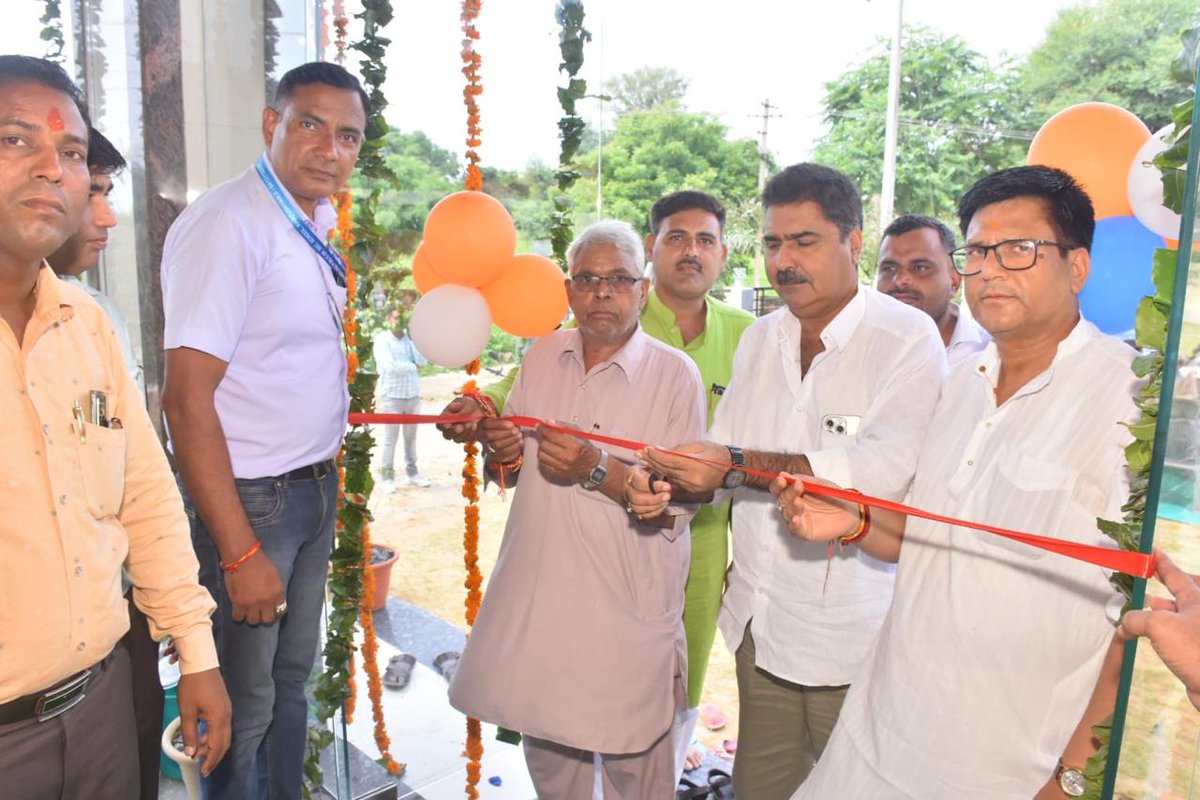 MLA_Virendra's tweet photo. आज खाटूश्यामजी कस्बे में पहुँचकर सुरेंद्र जी मुंडोतिया के नव प्रतिष्ठान द्वारपाल पैलेस गेस्ट हाउस का फीता काटकर शुभारंभ किया एवं नव प्रतिष्ठान के लिए शुभकामनाएं दी ।।

#MLAVirendraSingh https://t.co/88nXb53FN6