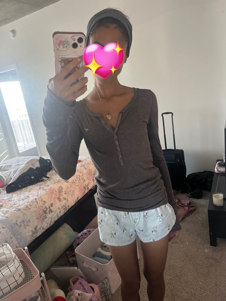 moonkittyxoxo's tweet photo. Leg bc, the funniest thing happened, I was walking out of my apt and the security said good morning and I did too, then she was like “look at them itty bitty legs! I have legs like them too” (jokingly, it was sarcasm) but omg omg i was like aaaa are they rlly itty bitty? #edtwt https://t.co/yqUhsYVLZi